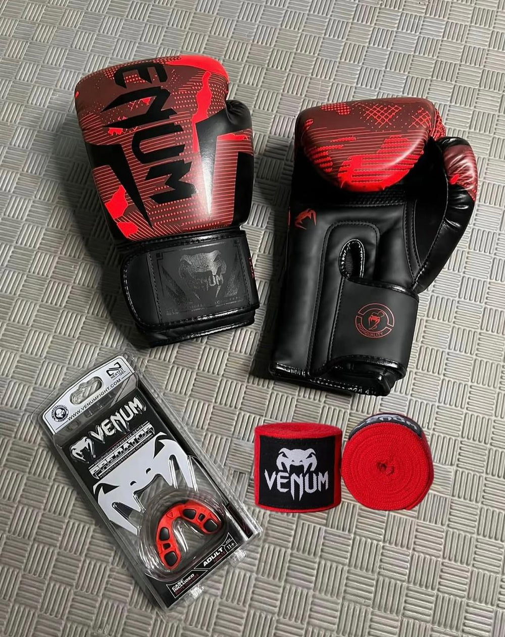 Venum Training Fight Set – Red/Black